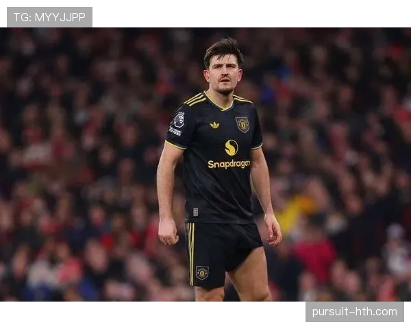 马奎尔在赛季初展现惊人防守能力,成为球队稳固防线的关键因素 马奎尔在赛季初展现惊人防守能力,成为球队稳固防线的关键因素